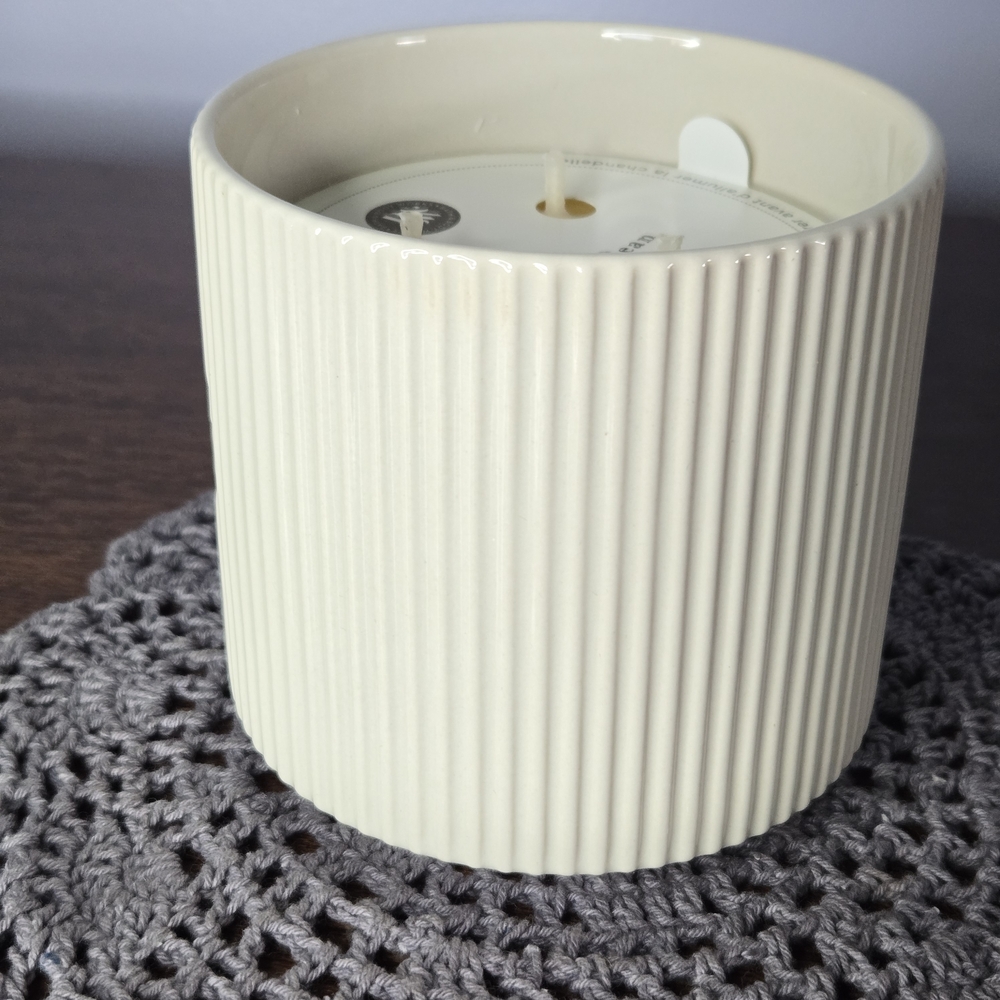 Bath & Body Works Vanilla Bean Candle - In Caramic Jar -  Cream. 3-wick 14.5oz - Picture 4 of 6